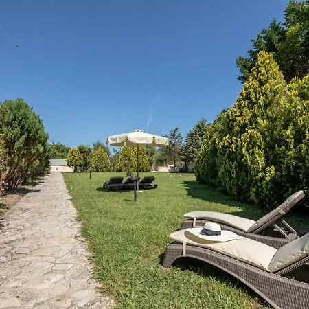 Peroulades Luxury Villa *